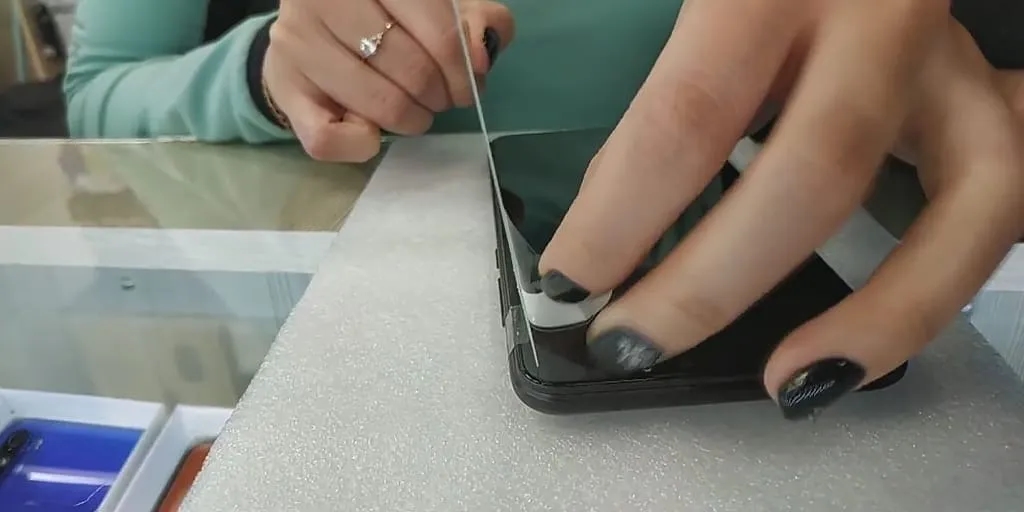 Jak ściągnąć szkło hartowane z aparatu bez uszkodzenia ekranu