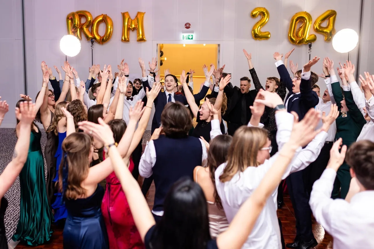 Ile kosztuje fotograf na studniówkę? Sprawdź ceny i oferty w Polsce