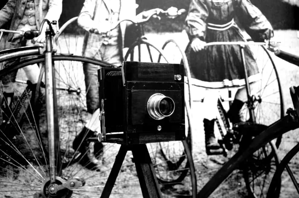 W którym roku wynaleziono aparat fotograficzny? Odkryj jego historię